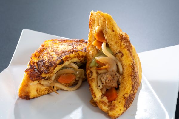 ホルモン焼きうどんのフレンチトースト