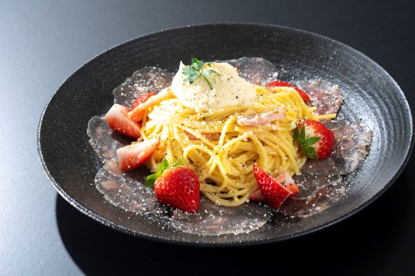 白味噌ソースのいちご生ハムパスタ